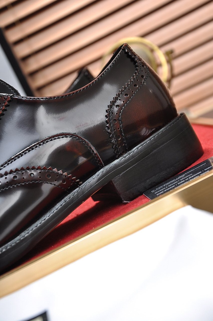 Gucci Glossy Brogue Oxford Shoes — detail