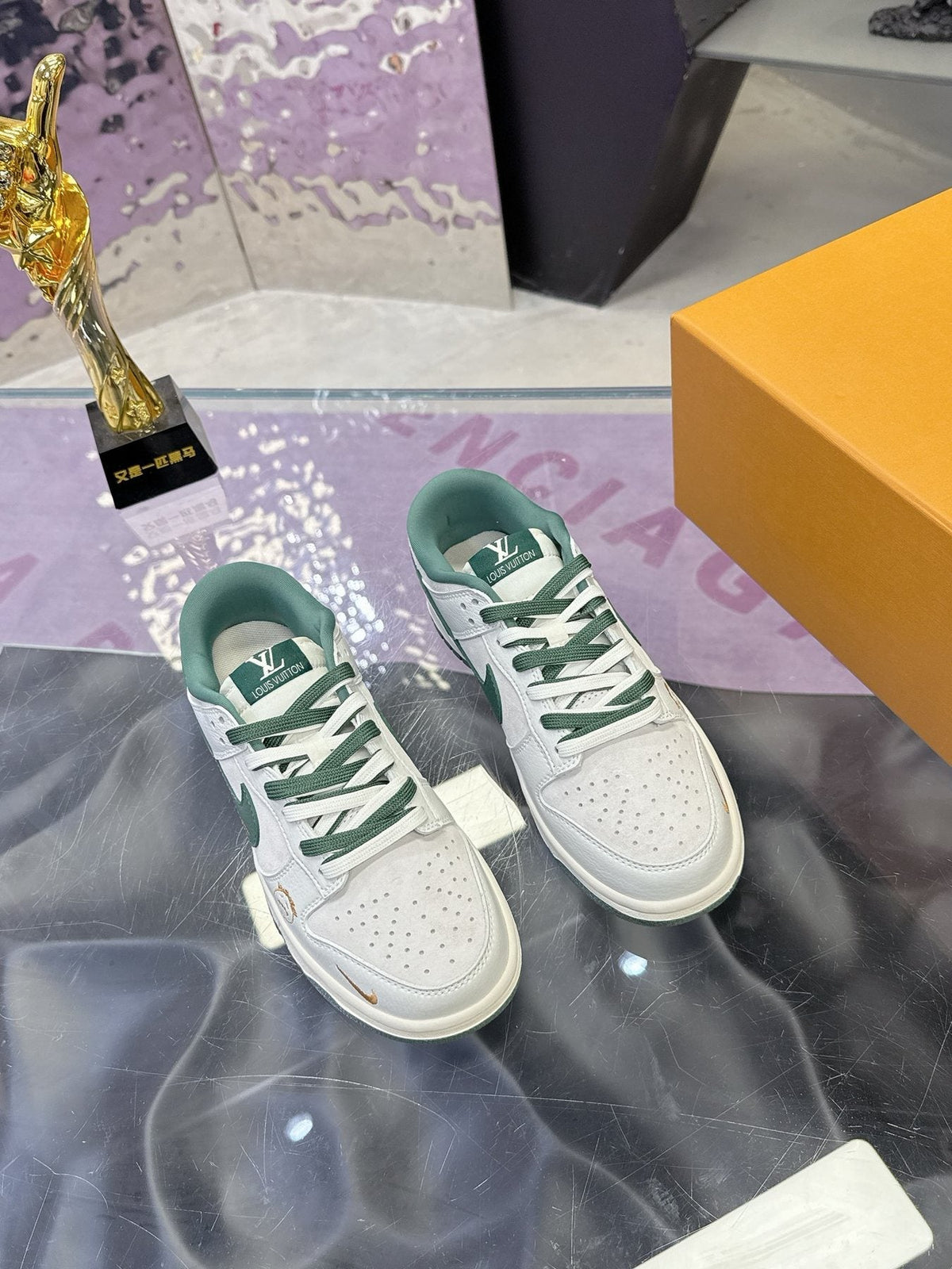 Nike Navy Pattern Low-Top Sneakers — front